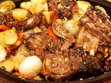 Печени телешки ребра, картофи, гъби, тиквички и лук в глинен гювеч на фурна - снимка на рецептата